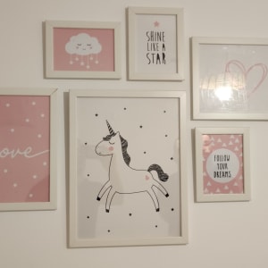 מסגרות תמונה תלויות על הקיר