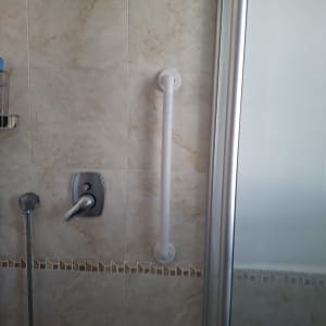 התקנת ידית אחיזה בטיחותית במקלחת על קיר אריחים