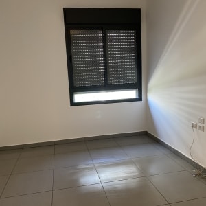 רצפה נקייה ומבריקה בחדר ריק עם חלון