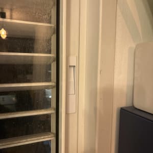 תריסים עם שלבים אופקיים ומתג שליטה בצד