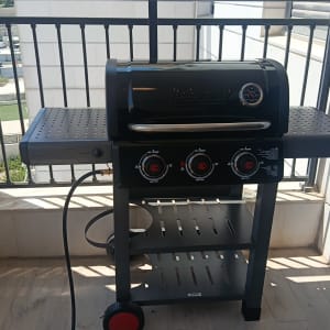 גריל גז במרפסת עם נוף עירוני