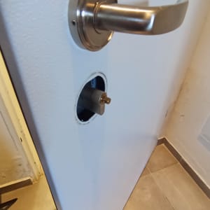 ידית דלת מתכתית עם מנעול גלילי