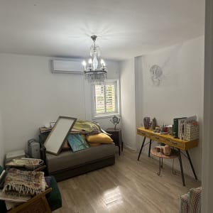 חדר עם ציוד לציור וציור על הקיר