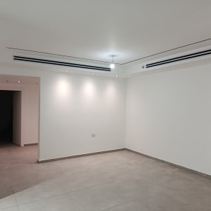 תעלות מיזוג אוויר בתקרה בחדר ריק
