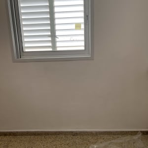 ניילון על הרצפה ליד קיר צבוע