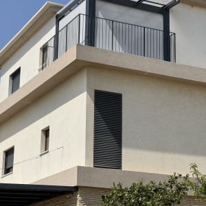 מרפסת עם סוכך על גג בית