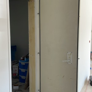 דלת פתוחה עם מנעול מותקן על הקיר