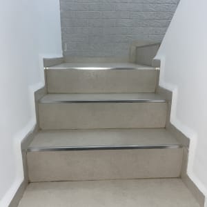 גרם מדרגות נקי עם מעקה מתכת מבריק