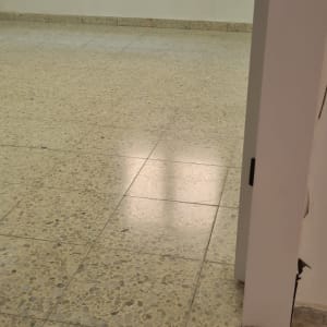 רצפה נקייה ומבריקה עם חלון ברקע