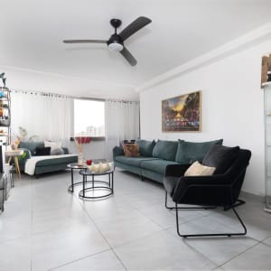 סלון מודרני עם ספה, כורסה ושולחן קפה