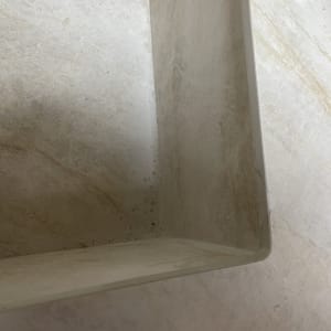 כיור שיש בהתקנה חדשה על משטח שיש