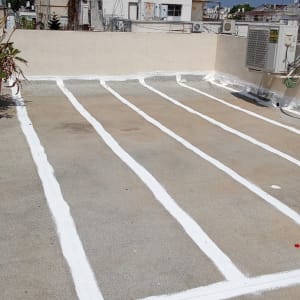 גג עם קווים לבנים לאיטום