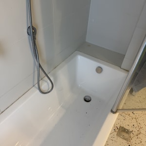 אמבטיה עם ראש מקלחת וצינור מתכת