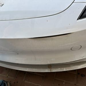 פגוש קדמי של רכב עם שריטות ולכלוך