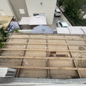 גג עץ עם יריעות איטום מונחות בצד