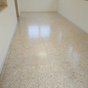 רצפה נקייה ומבריקה בחדר ריק