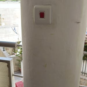 מתג חשמלי על קיר לבן