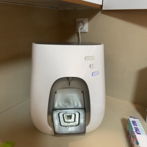 מכשיר מים חמים על השיש במטבח