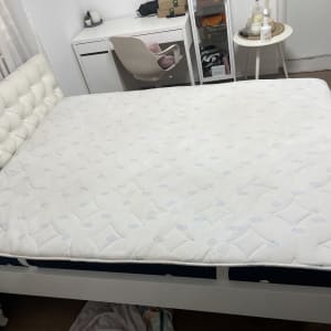 מזרן לבן על מיטה בחדר שינה