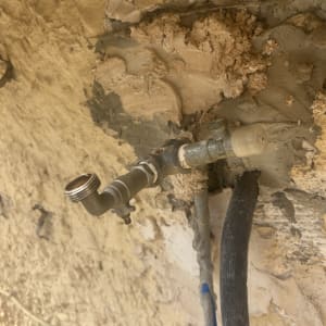 ברז מים מותקן על קיר עם צינור