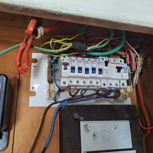 לוח חשמל עם חוטים ומפסקים