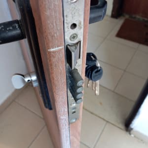 מנעול דלת עם מפתחות תלויים
