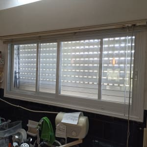 חלון אלומיניום עם תריסים סגורים במטבח