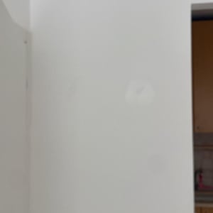 קיר לבן עם סימני תיקון צבע