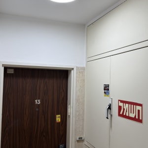 גוף תאורה צמוד תקרה מותקן ודולק במסדרון חדר מדרגות