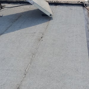 גג אטום עם יריעות ביטומניות אפורות