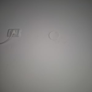 שקע חשמלי על קיר לבן