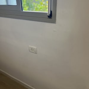 חלון קיר ושקע חשמל