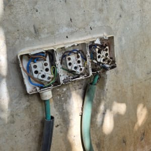 תיבות חשמל פתוחות עם חוטים חשופים