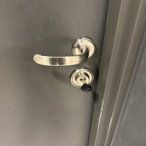 ידית דלת מתכת עם מפתח במנעול