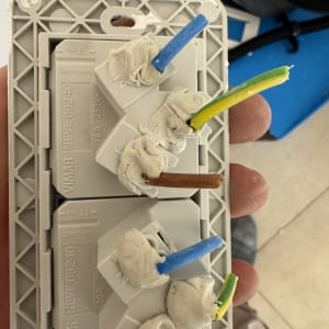 חוטי חשמל מחוברים לשקע חשמלי