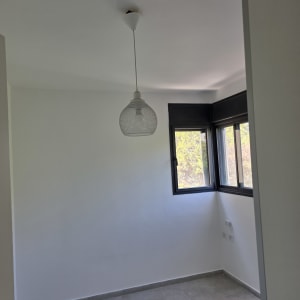 חדר ריק עם קירות צבועים ותאורה