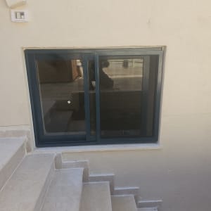 חלון אלומיניום כחול בקיר חיצוני