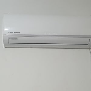 מזגן אינוורטר מותקן על קיר לבן
