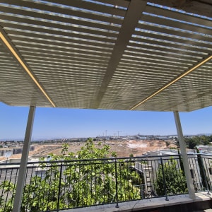 פרגולה מאלומיניום עם קורות אופקיות וגג פתוח