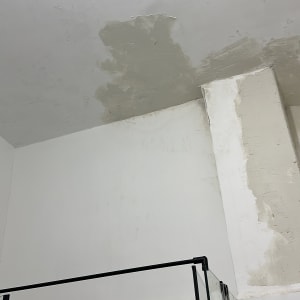 תיקון תקרה בחדר אמבטיה עם סימני טיח