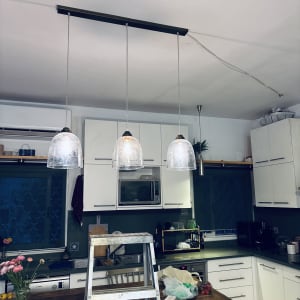 מנורות תלויות במטבח עם סולם על שולחן