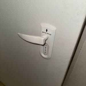 ידית דלת עם כיתוב בעברית