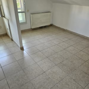 רצפה נקייה בחדר ריק עם חלון ורדיאטור