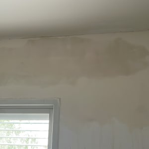 קיר עם טיח חדש מעל חלון