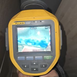 מד חום תרמי מציג טמפרטורה על מסך