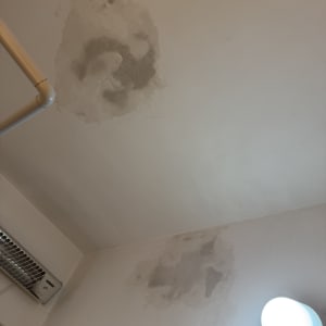 תקרה עם תיקוני צבע וכתמים