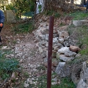 אדמה עם אבנים, עמוד מתכת, כלי גינון