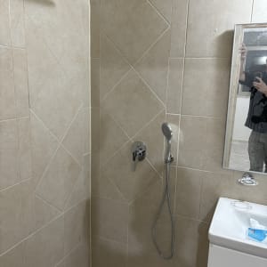 מקלחת עם ראש מקלחת עגול וברז ידני