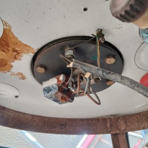 חלק תחתון של דוד שמש עם חיבורים וחלודה