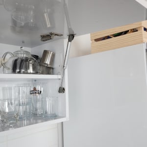 מנגנון פתיחת דלת ארון עם בוכנה הידראולית